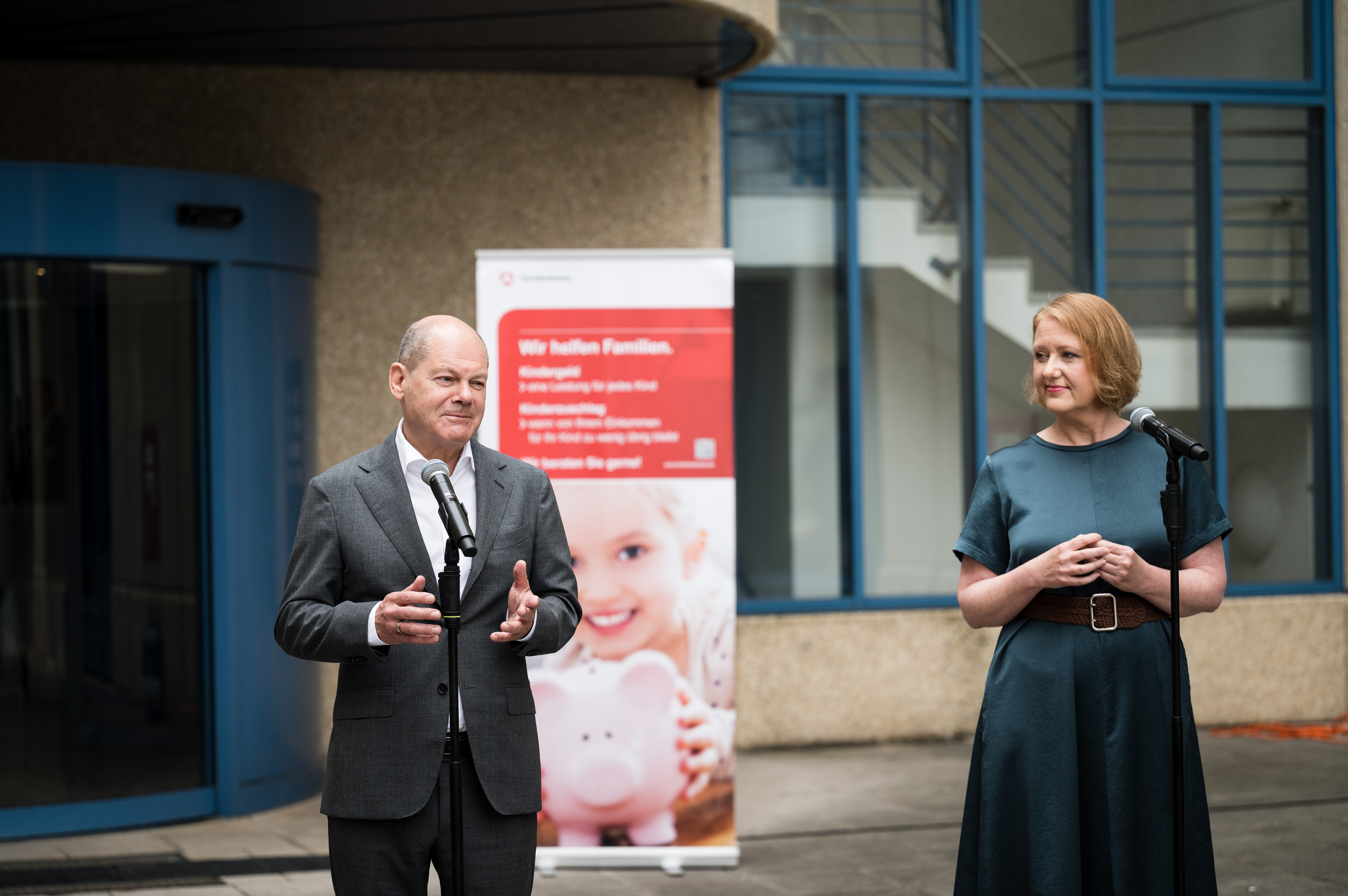 BMFSFJ - Olaf Scholz Und Lisa Paus Besuchen Familienkasse In Potsdam