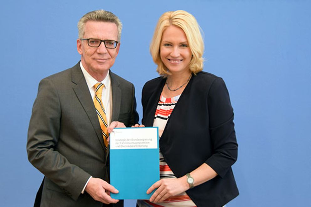 Manuela Schwesig und Thomas de Maizière in der Bundespressekonferenz