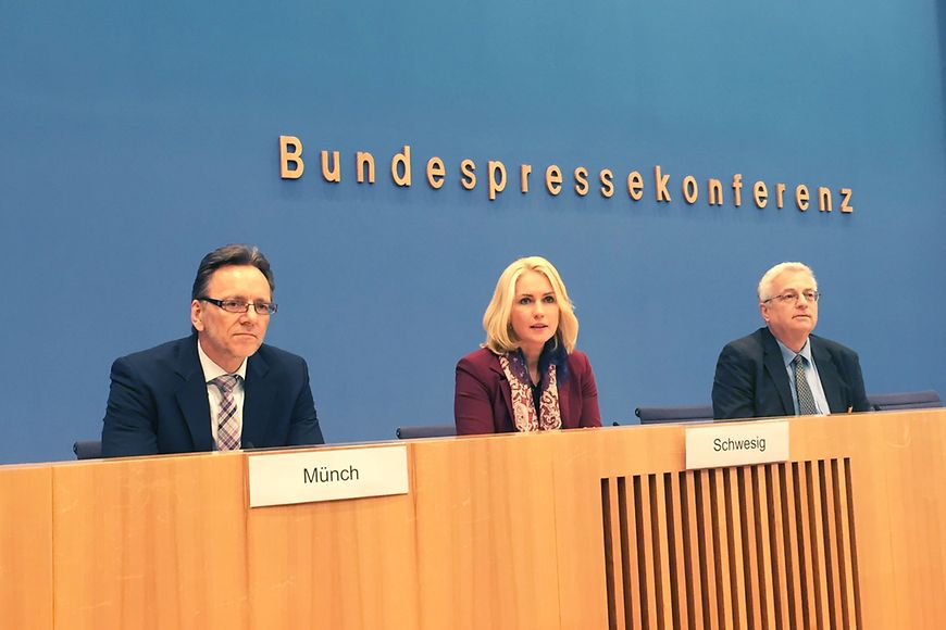 ManuelaSchwesiggemeinsam mit BKA Präsident Holger Münch in der Bundespressekonferenz