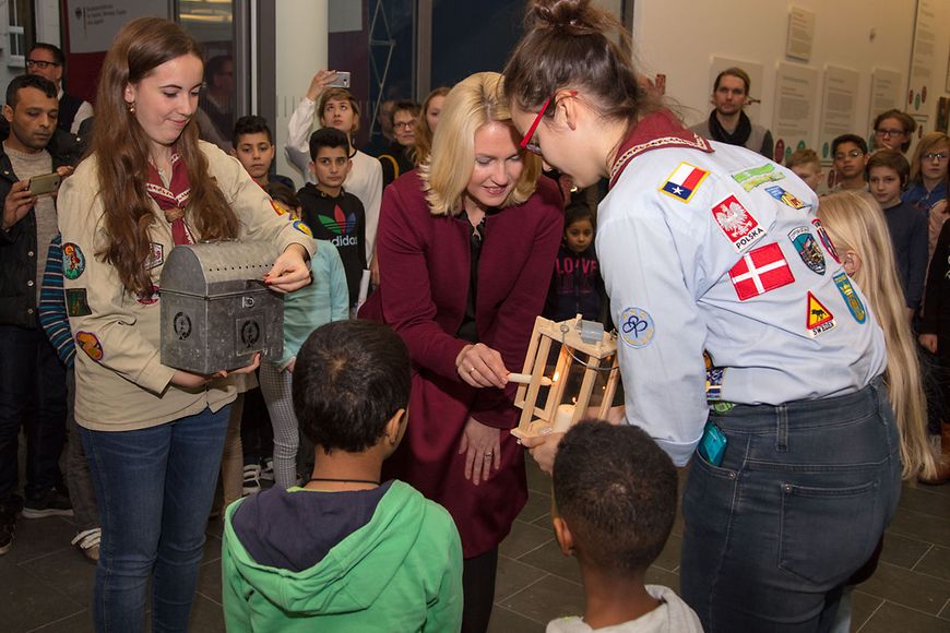  Manuela Schwesig empfängt das Friedenslicht von Pfadfinderinnen