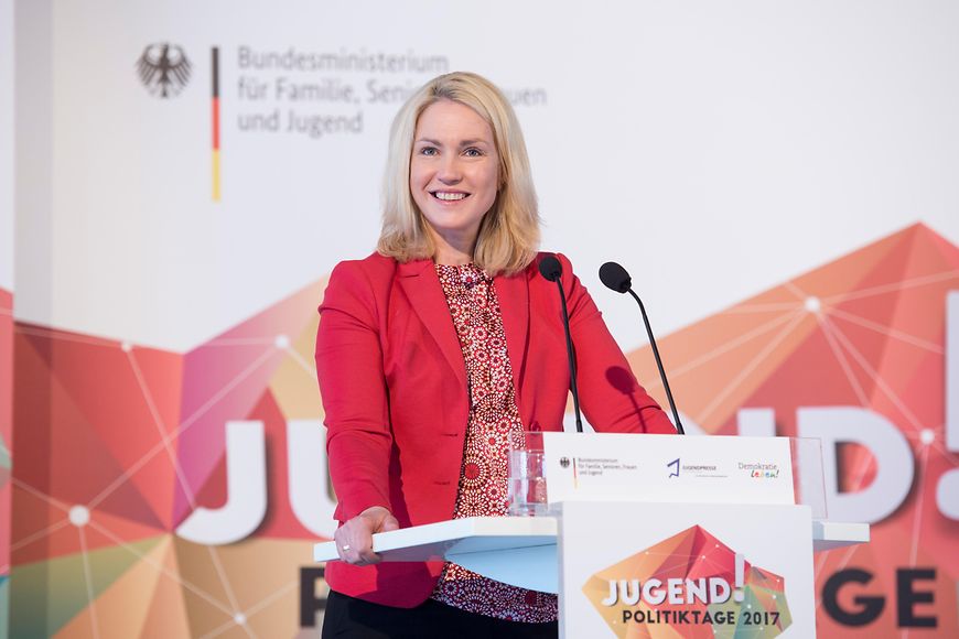 Bundesjugendministerin Manuela Schwesig steht auf dem Podium und begrüßt die Teilnehmerinnen und Teilnehmer der JugenPolitikTage