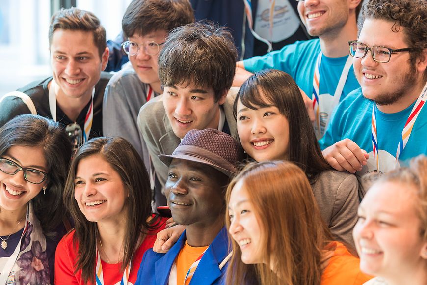 Gruppenfoto mit jungen Erwachsenen aus unterschiedlichen Ländern