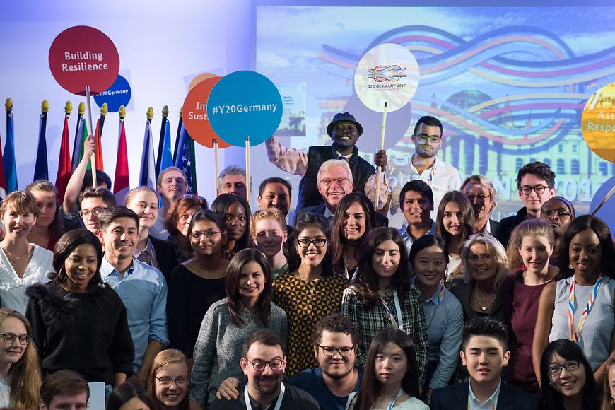 Gruppenfoto der Teilnehmenden des Jugendgipfels mit Dr. Ralf Kleindiek 