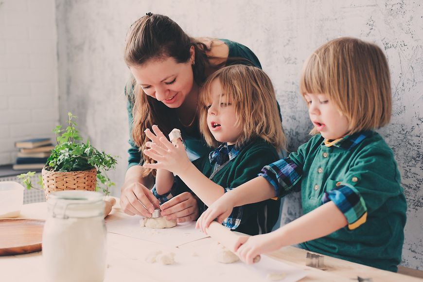 Mutter mit Kindern beim Backen