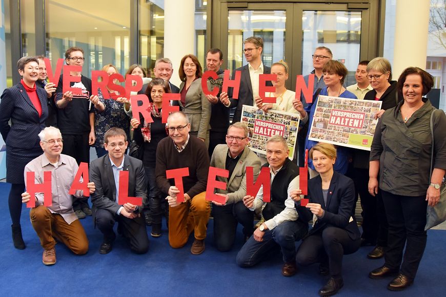 Gruppenfoto mit Katarina Barley, Hermann Gröhe sowie ver.di-Mitgliedern und Pflegefachkräften