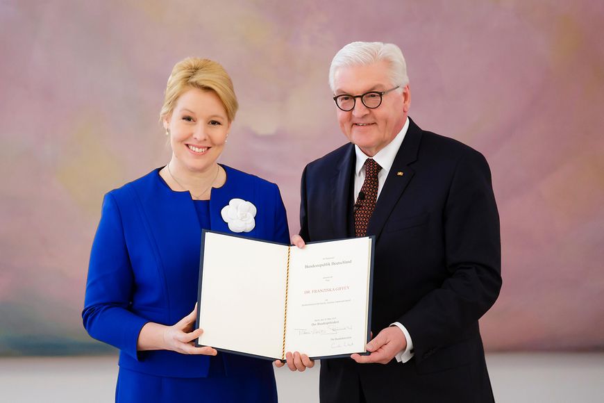 Dr. Franziska Giffey und Frank-Walter Steinmeier halten die Ernennungsurkunde in den Händen