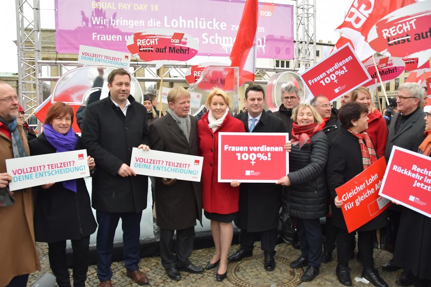 Die Bundesfrauenministerin hält mit anderen Personen ein Plakat mit der Aufschrift "Vollzeit? Teilzeit? Deine Entscheidung!"