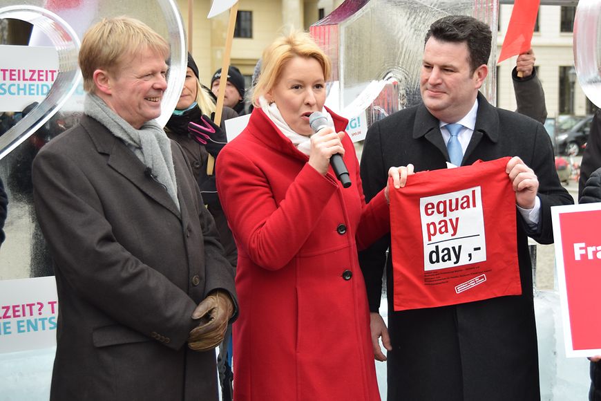 DGB-Bundesvorstand Reiner Hoffmann, Bundesfrauenminsietrin Giffey und BundesarbeitsministerHubertus Heil am Brandenburger Tor