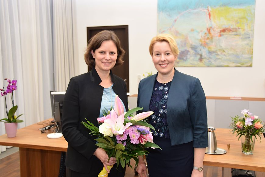 Juliane Seifert und Franziska Giffey blicken lächelnd in die Kamera