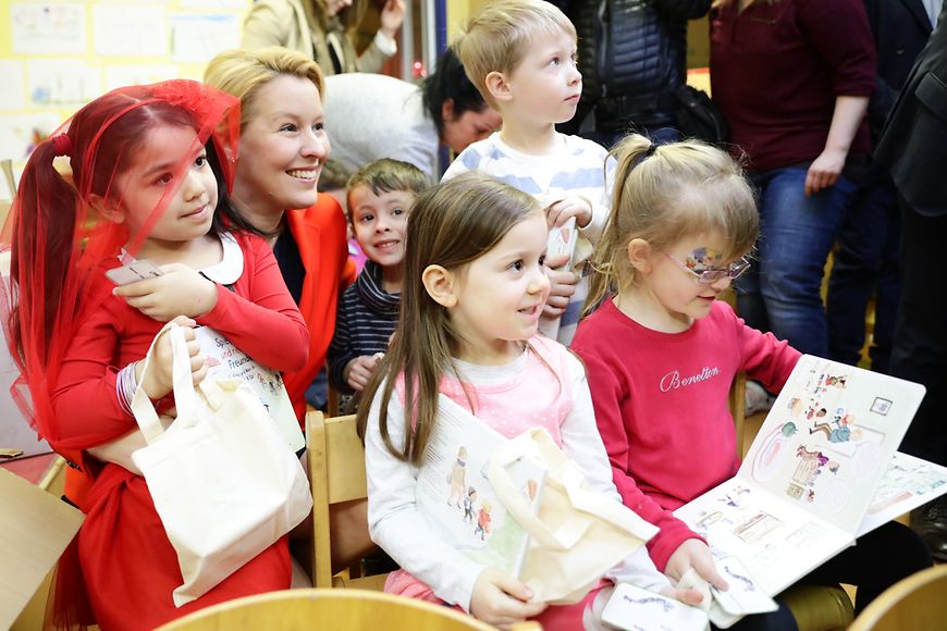 Gruppenfoto der Ministeirn mit fünf Kita-Kindern