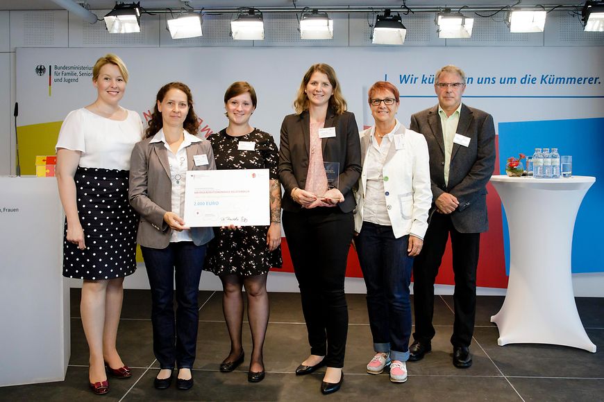 Gruppenfoto mit Ministerin Giffey und den Preisträgerinnen und Preisträgern