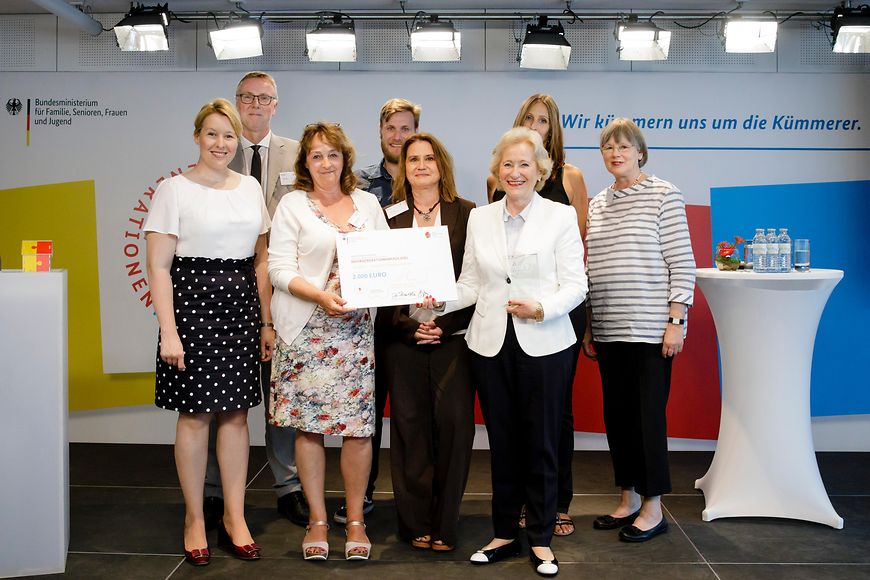 Gruppenfoto mit Ministerin Giffey und den Preisträgerinnen und Preisträgern