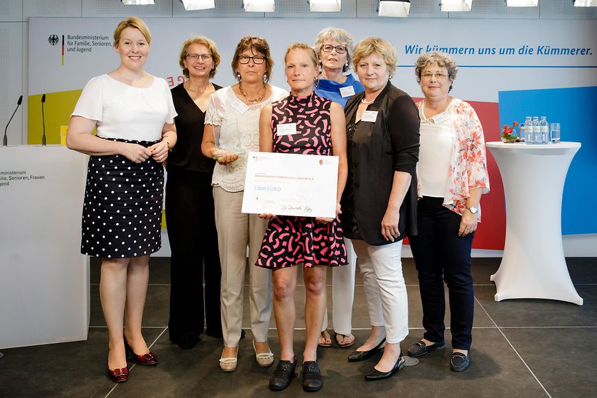 Gruppenfoto mit Ministerin Giffey und den Preisträgerinnen und Preisträgern