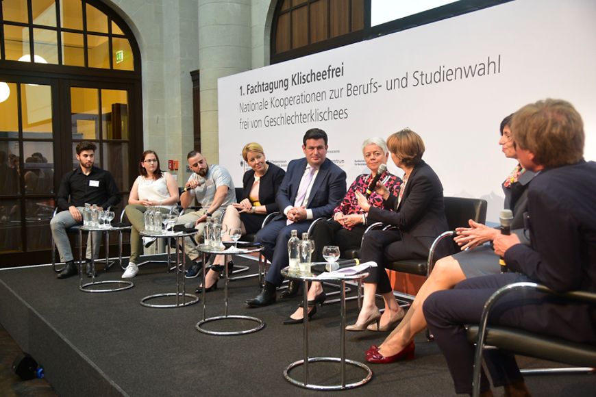 Die Ministerin auf einer niedrigen Bühne im Podiumsgespräch