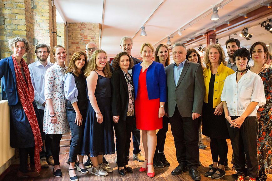 Ein Gruppenbild mit derMinisterin, dem israelischen Botschafter, den und Autoren und den Mitgliedern der Jury