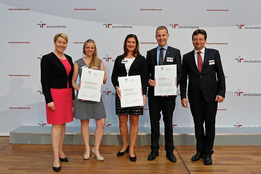 Das Bild zeigt Franziska Giffey mit Vertreterinnen und Vertretern der ausgezeichneten Unternehmen