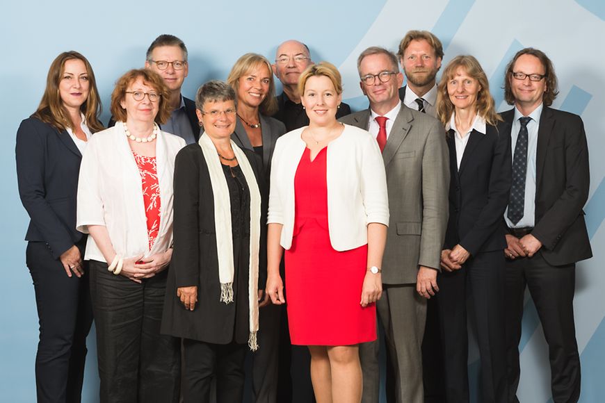 Ein Gruppenfoto der Kommission gemeinsam mit der Minsiterin