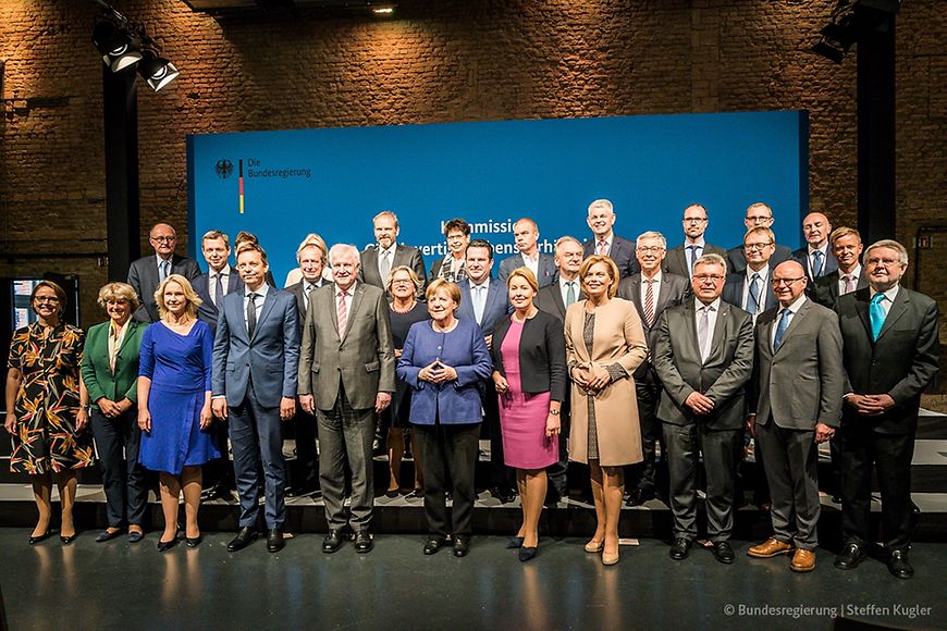 Das Bild zeigt ein Gruppenbild mit Dr. Franziska Giffey und verschiedenen Fachleuten.