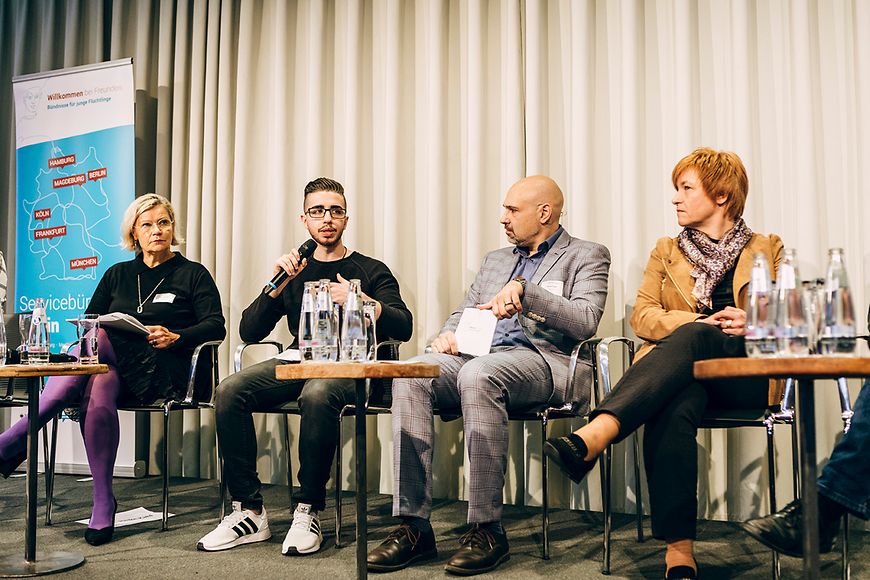 Das Bild zeigt Caren Marks in einer Gesprächsrunde mit mehreren Teilnehmerinnen und Teilnehmern