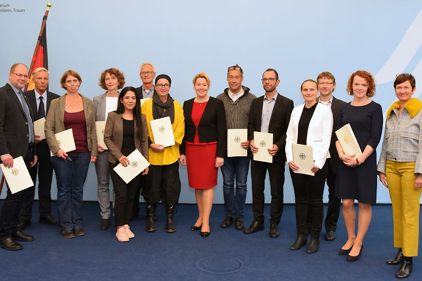 Das Bild zeigt Dr. Franziska Giffey und 14 Sachverständige