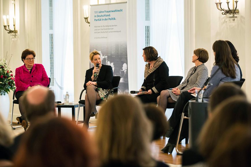 Das Bild zeigt Dr. Franziska Giffey in einer Diskussionsrunde mit mehren Frauen in einem Halbkreis sitzend