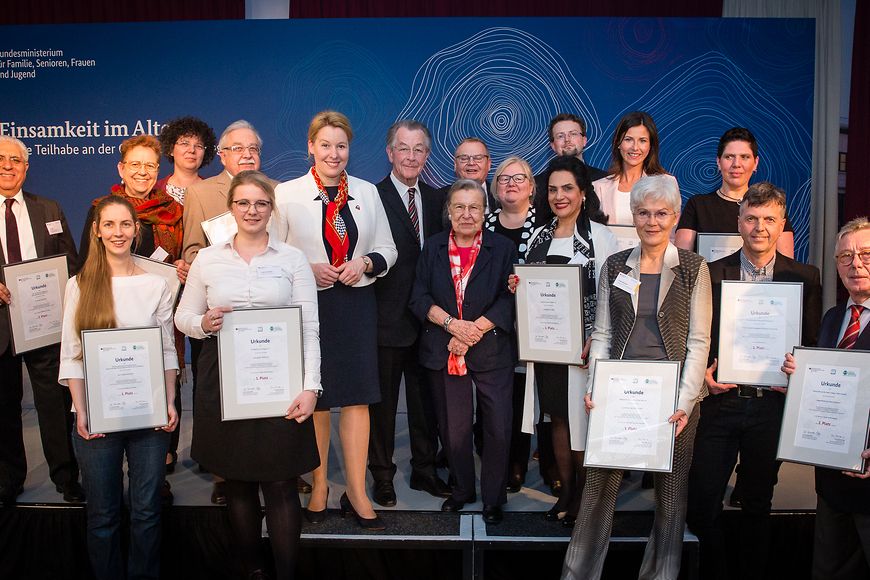 Das Bild teigt. Drm Franziska Giffey mit mehreren Menschen , die unter anderem Zertifikate in den Händen halten