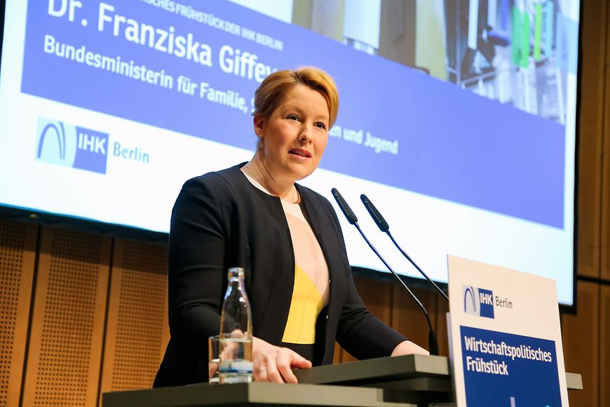 Das Bild zeift. Dr. Franziska Giffey hinter einem Rednerpult