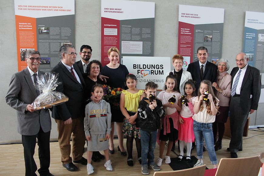 Das Bild zeigt. Dr. Franziska Giffey mit mehreren Menschen für ein Gruppenbild posierend