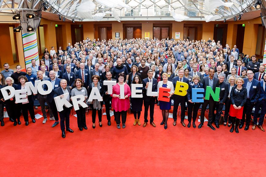 Das Bild zeigt Dr. Franziska Giffey mit einer Publikation zu "Demokratie Leben"