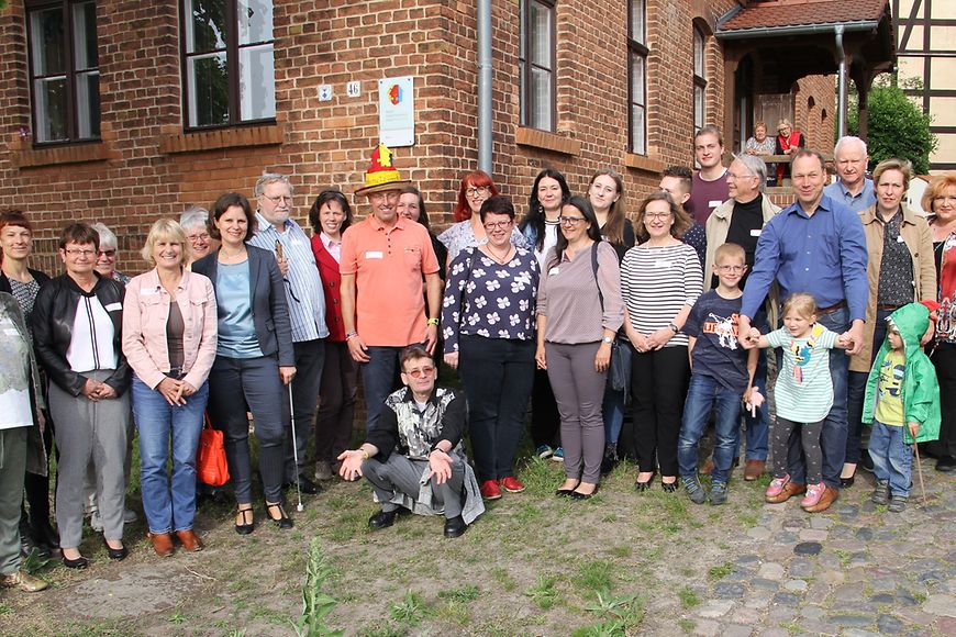 Juliane Seifert auf einem Gruppenfoto in Nuthetal vor dem Mehrgenerationenhaus