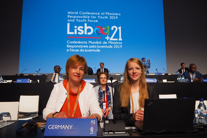 Caren Marks und Kirsten Hasenpusch vor dem Schriftzug Lisboa 21