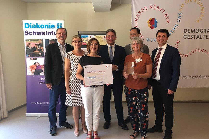 Gruppenbild mit Stefan Zierke und Freiwillgen im Mehrgenerationenhaus Schwebheim