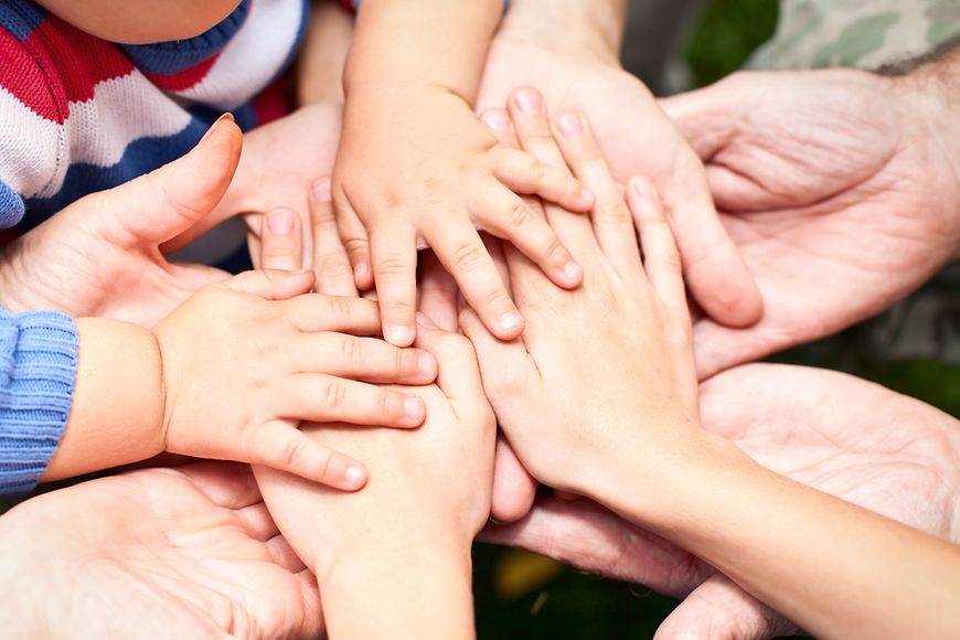 Auf dem Bild sind Hände von Kindern und Erwachsenen zu sehen