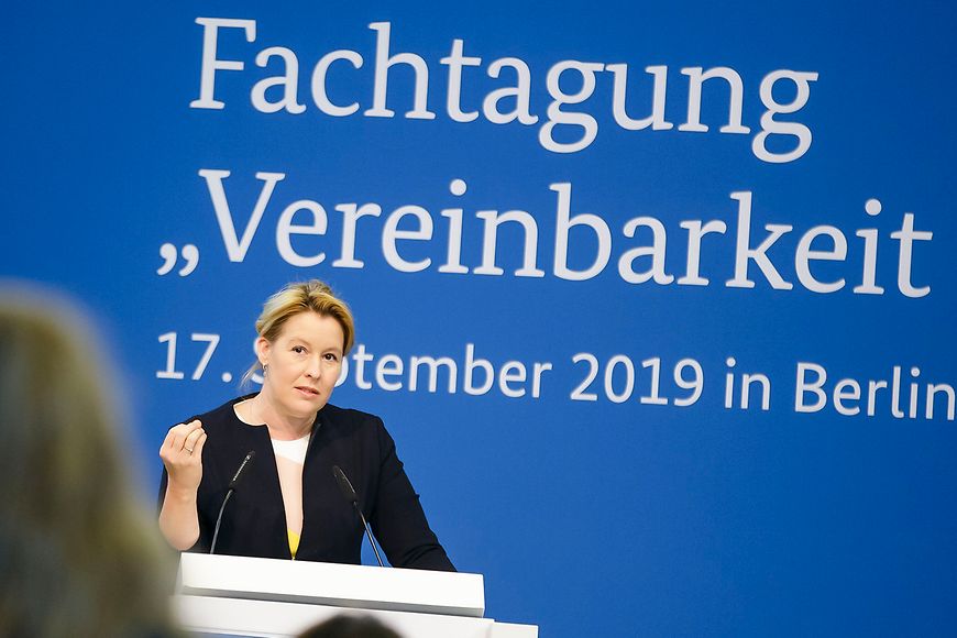 Dr. Franziska Giffey spricht auf der Fachtagung "Vereinbarkeit von Pflege und Beruf" 