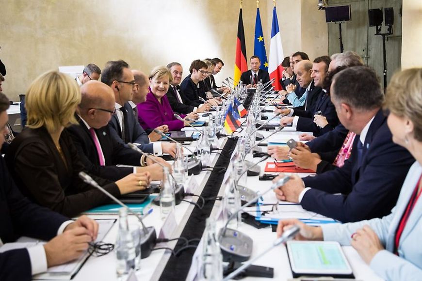 Gruppe von Menschen bei der Sitzung des Deutsch-Französischen Ministerrates in Toulouse