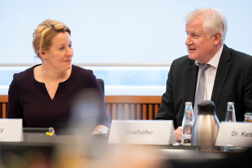 Dr. Franziska Giffey und Horst Seehofer während des Fachgesprächs