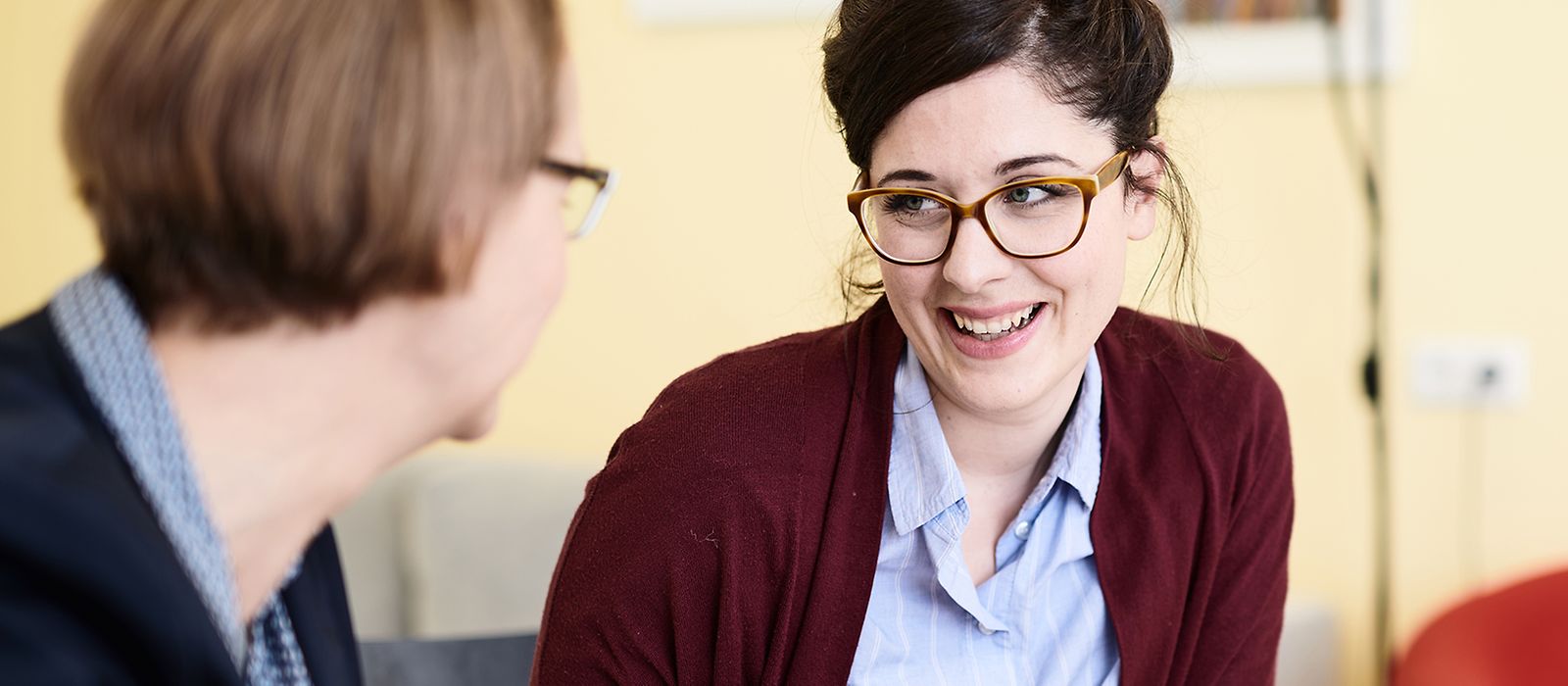 Zwei Frauen im Gespräch