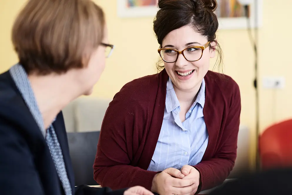 Zwei Frauen im Gespräch