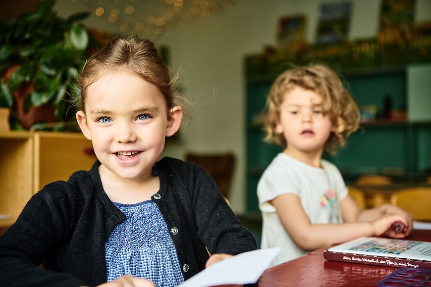 Zwei Kinder in der Kita.