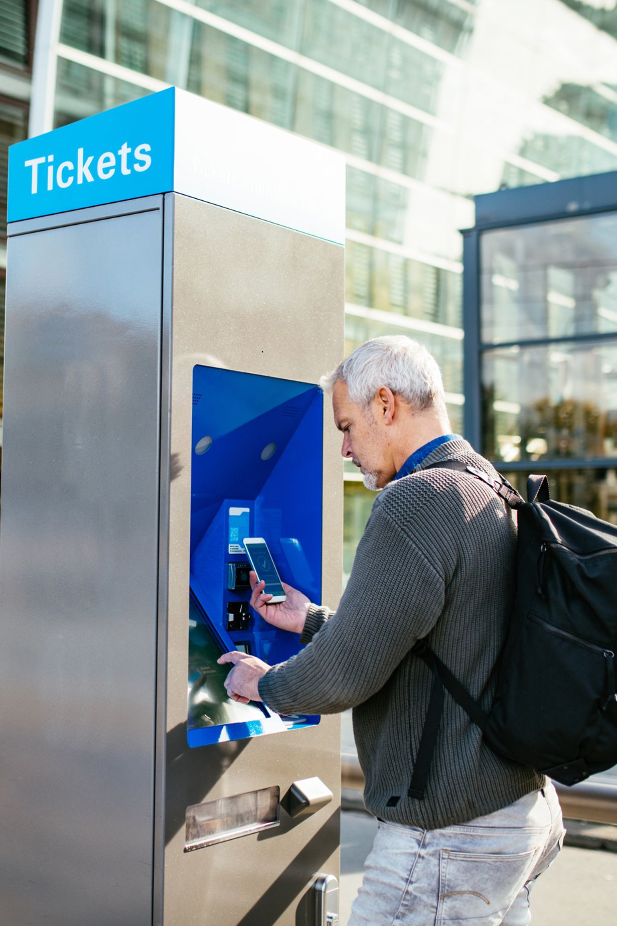 Mann am Ticketautomaten