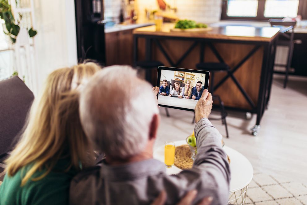 Paar bei Videotelefonie