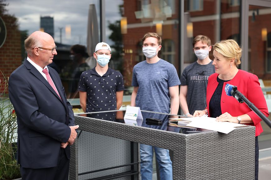 Dr. Franziska Giffey in der Jugendherberge Berlin Ostkreuz bei der Unterzeichnung des Sonderprogramms