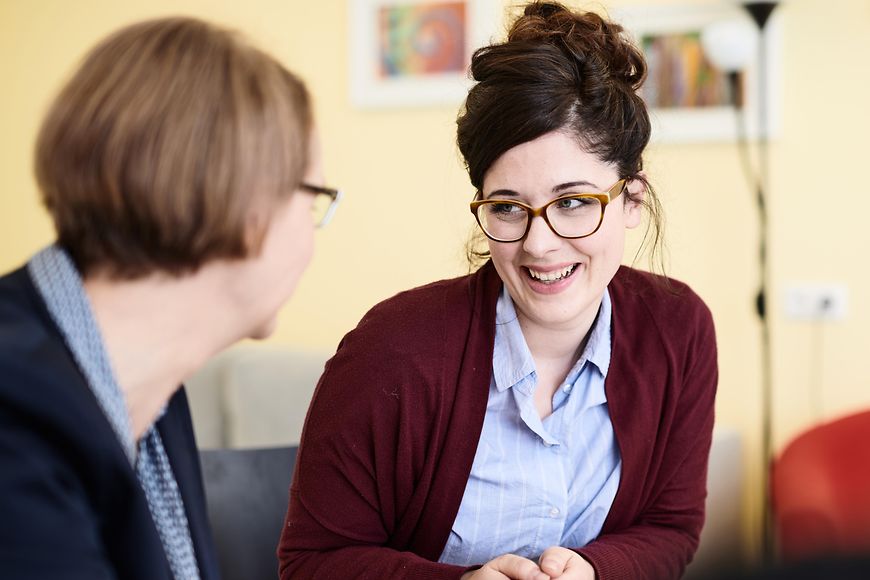 Zwei Frauen unterhalten sich