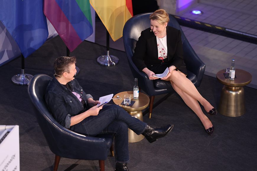 Franziska Giffey im Gespräch mit Moderatorin Manuela Kay bei der Konferenz "Intersektionalität und LSBTI-Politik in Europa"