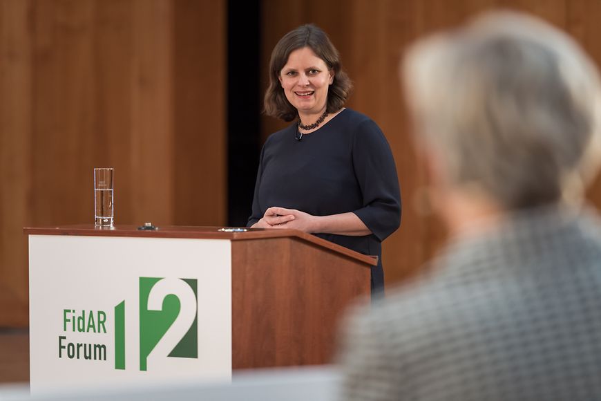 Juliane Seifert vor Kameras in einem Saal im Gespräch mit 2 Frauen beim Fidar-Forum