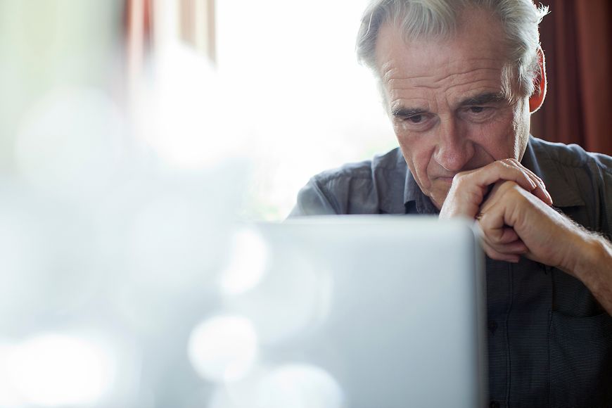 Ein älterer Mann am Laptop