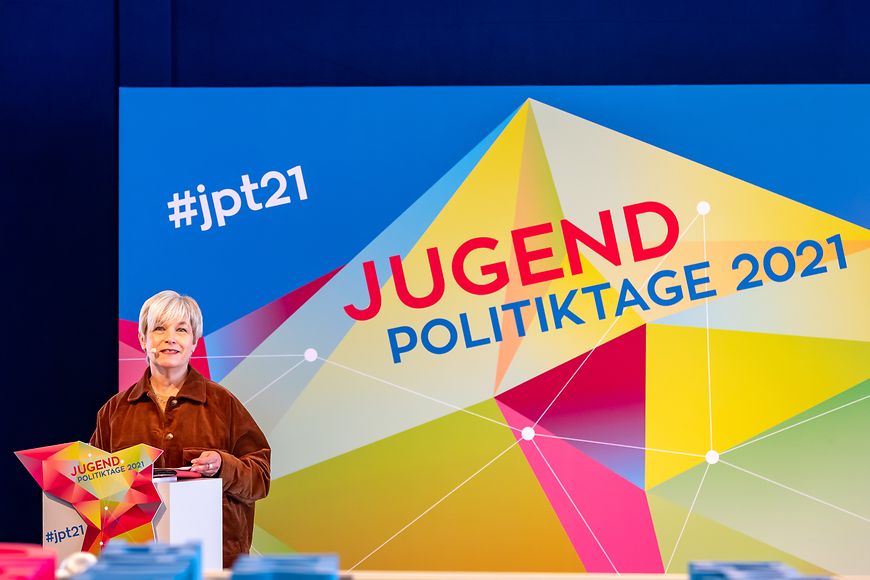 Caren Marks am Redepult eröffnet die Jugendpolitiktage 2021