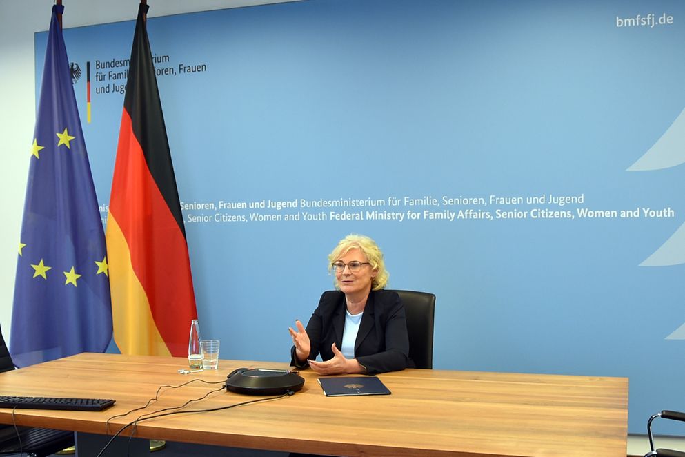 Christine Lambrecht vor einer blauen Wand mit der Aufschrift Bundesfamilienministerium