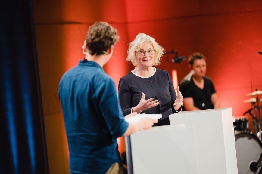 Christine Lambrecht im Gespräch beim Jubiläum zu 10 Jahre Bundesfreiwilligendienst