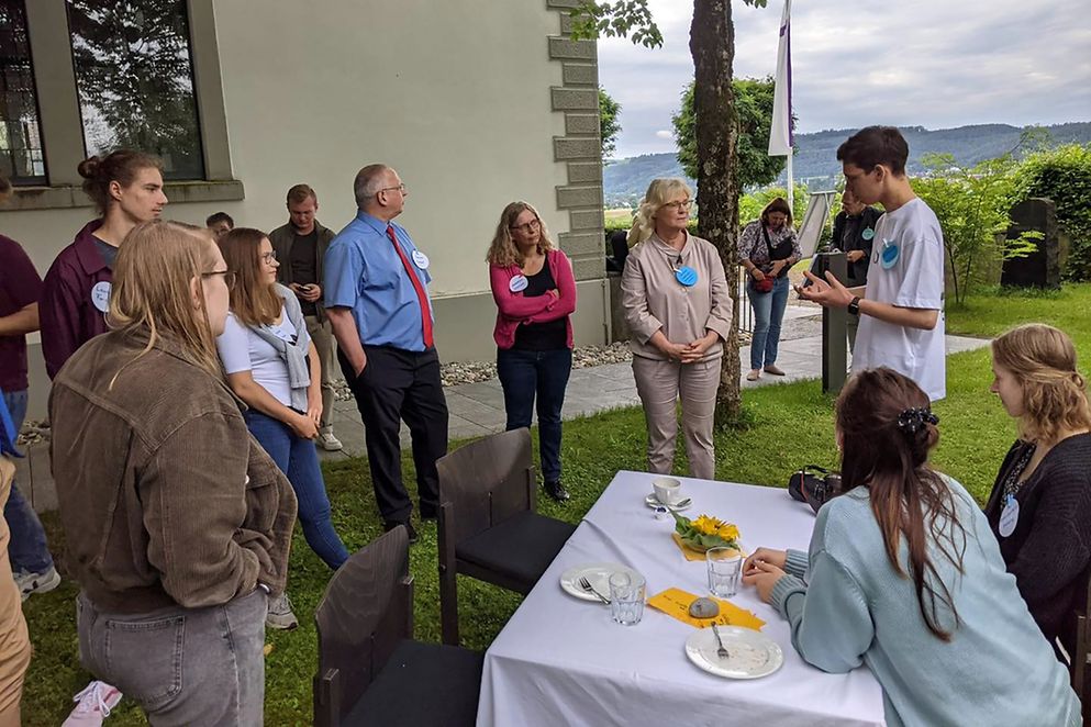 Bundesfamilienministerin Christine Lambrecht in einer Gruppe in Küssaberg